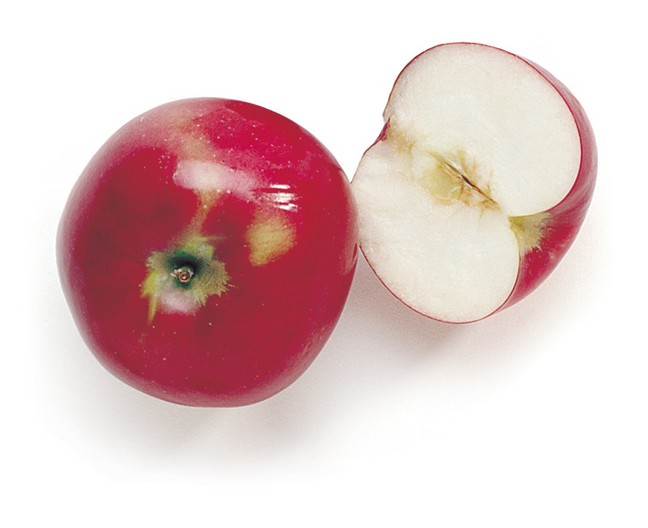 Pomme rouge coupée en deux